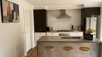 Een koelkast, een magnetron, een oven, een kookplaat