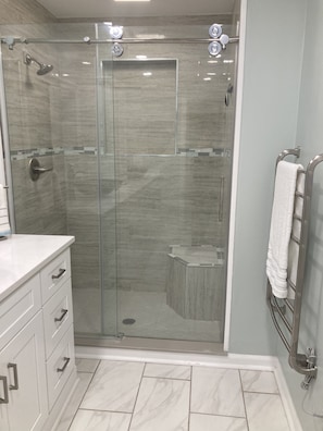 Shower, hair dryer, towels, soap - Exquisite Home 3 Miles to Masters! (Augusta)