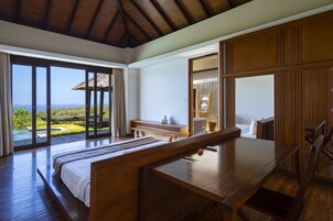 In-room safe, desk, free WiFi