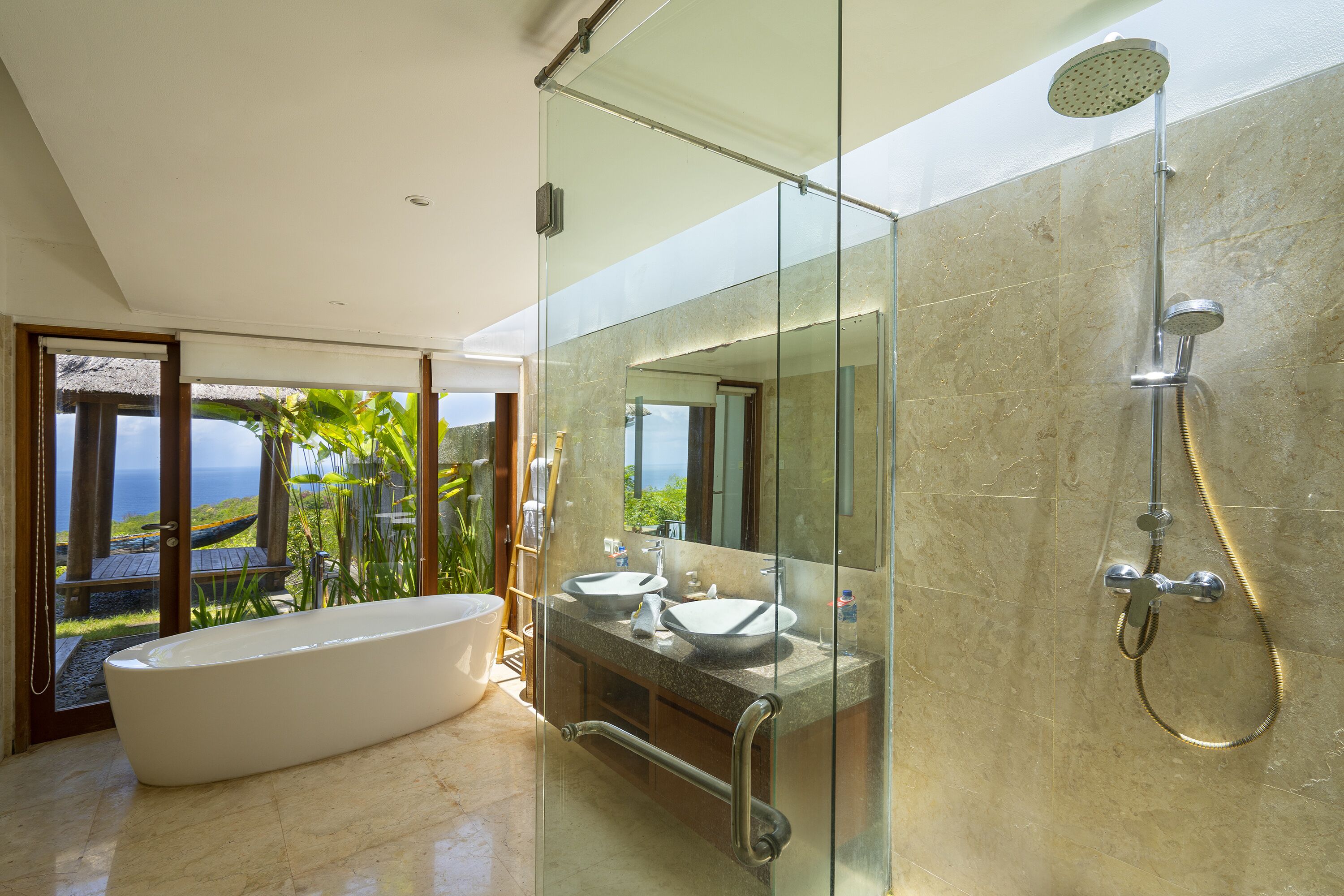 Villa Luxe, 2 chambres, vue océan | Salle de bain | Articles de toilette gratuits, sèche-cheveux, peignoirs, chaussons