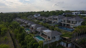 A residential area with modern houses featuring large balconies and swimming pools. - Moritz Palm Villa (Kutuh)
