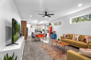 Smart-tv, een tafeltennistafel en boeken