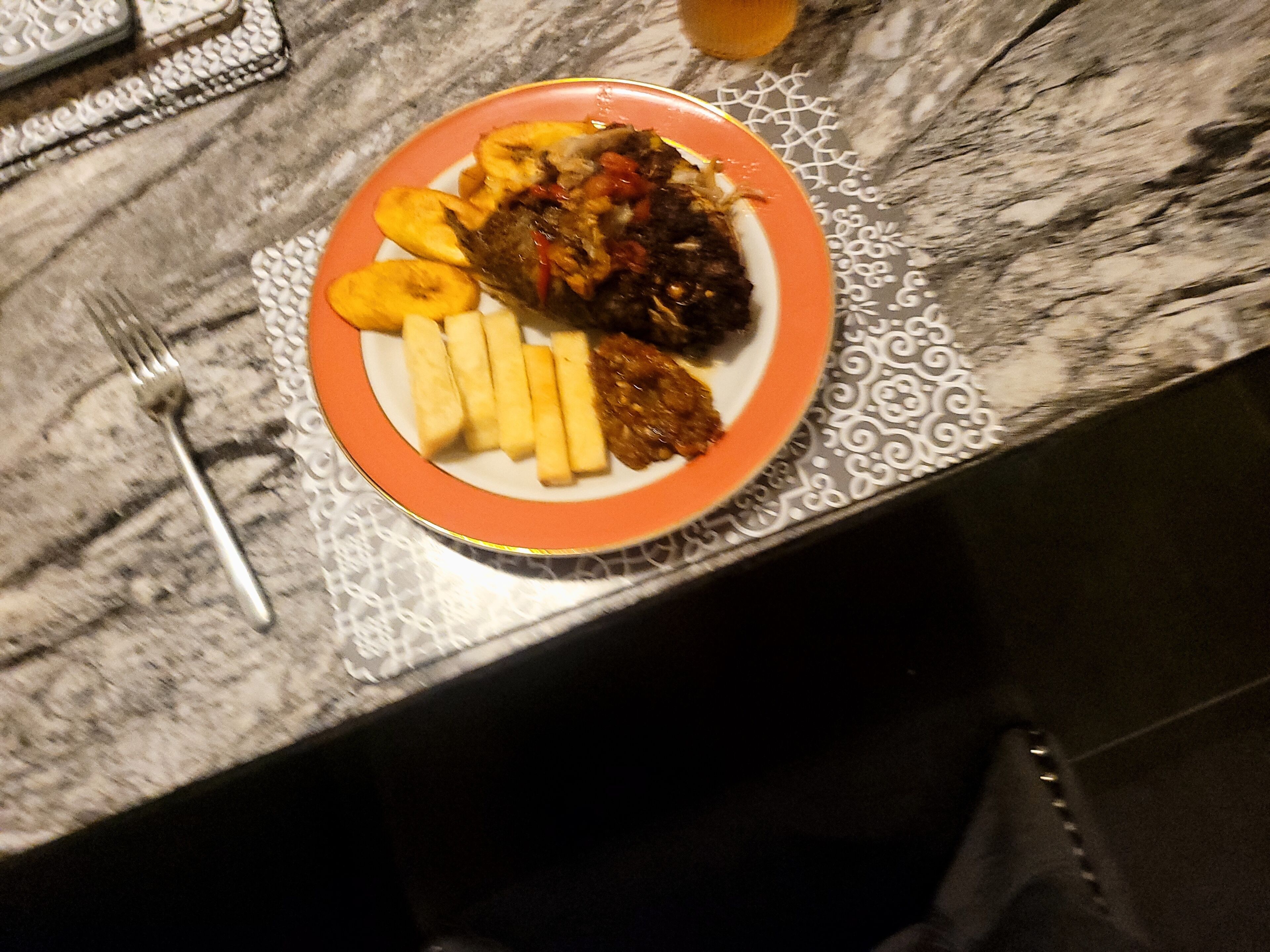 Un plato de comida sobre una mesa, con un tenedor y una servilleta.