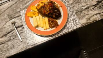 Un plato de comida sobre una mesa, con un tenedor y una servilleta.
