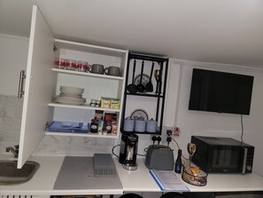 Kühlschrank, Mikrowelle, Herdplatte, Wasserkocher mit Kaffee-/Teezubehör