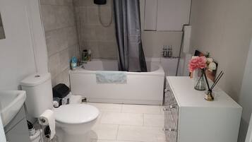 Combined shower/bathtub, hair dryer, towels