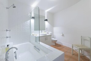 Shower, hair dryer, towels, shampoo