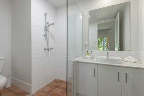 Dusche, Haartrockner, Handtücher, Shampoo