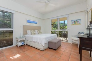 3 bedrooms, iron/ironing board, travel cot, WiFi - Freshly Renovated w/ Views - Walk to Beach & Town (Port Douglas)