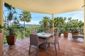 Outdoor dining - Freshly Renovated w/ Views - Walk to Beach & Town (Port Douglas)