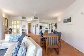 Smart TV - Freshly Renovated w/ Views - Walk to Beach & Town (Port Douglas)