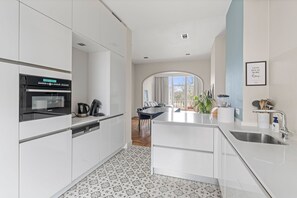 Fridge, microwave, oven, stovetop - Luxurious modern apartment in Antwerp, Belgium (Antwerpen)