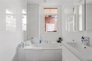 Duschwanne, Haartrockner, Handtücher