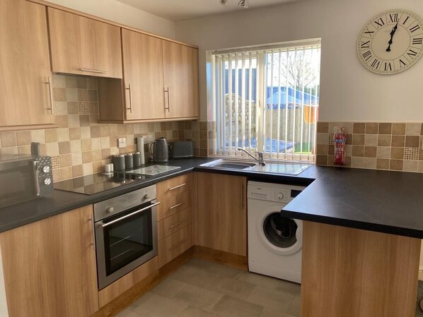 Fridge, microwave, oven, stovetop - Cottage - Sleeps 4 - Pets Ok - Parking - Garden (Bridlington)