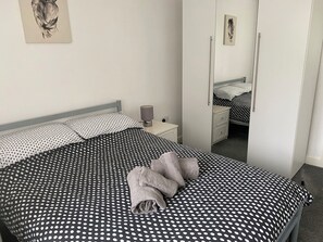 2 sovrum, strykjärn/strykbräda och sängkläder