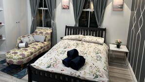 Ein Schlafzimmer mit Bett, Sofa, Nachttisch und Kleiderschrank.