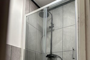 Douche, serviettes fournies