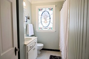 Een haardroger, handdoeken, zeep, shampoo