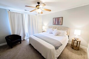 3 slaapkamers, een bureau, een strijkplank/strijkijzer, reisbedje