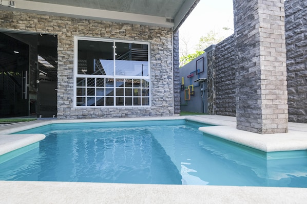 Una piscina cubierta, una piscina al aire libre