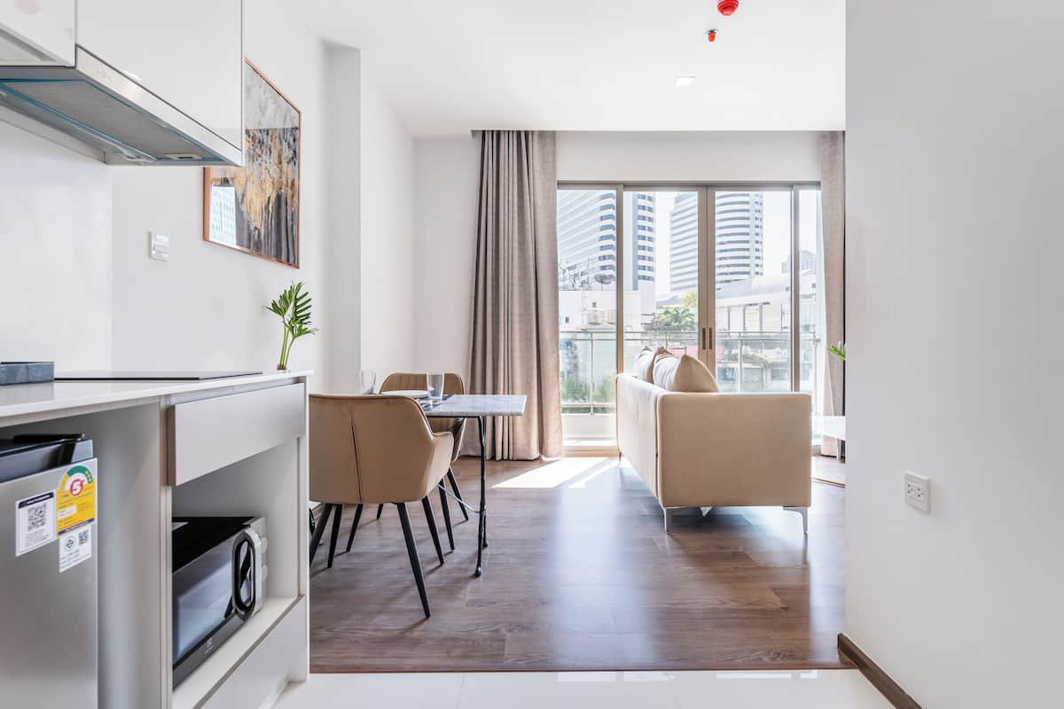 Eine moderne Wohnung mit Küche, Essbereich und Wohnzimmer.