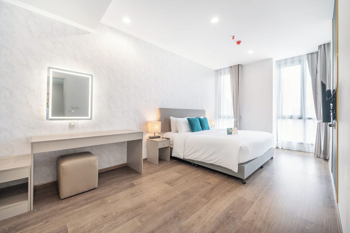 Desk, soundproofing, free WiFi, bed sheets