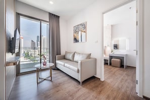 45-inch flat-screen TV with cable channels, TV - The Rich Residences Sukhumvit Nana (Bangkok)