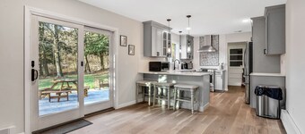 Hudson Valley Hilltop Escape w/Hot Tub, 5private acres, near wine trail, orchard