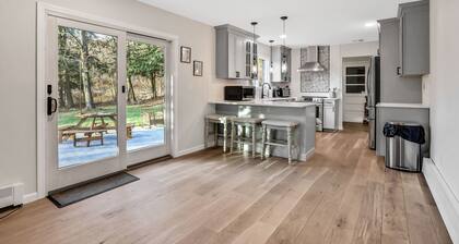 Hudson Valley Hilltop Escape w/Hot Tub, 5private acres, near wine trail, orchard