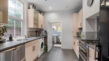 House | Private kitchen | Fridge, microwave, oven, stovetop