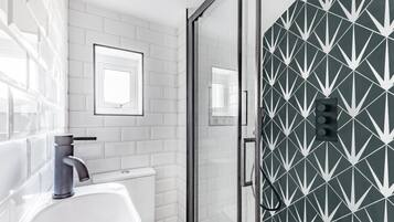House | Bathroom | Separate bathtub and shower, deep-soaking bathtub, towels