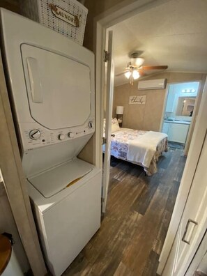 1 bedroom, desk, iron/ironing board, WiFi - Your Own Private Tiny Home (Austell)