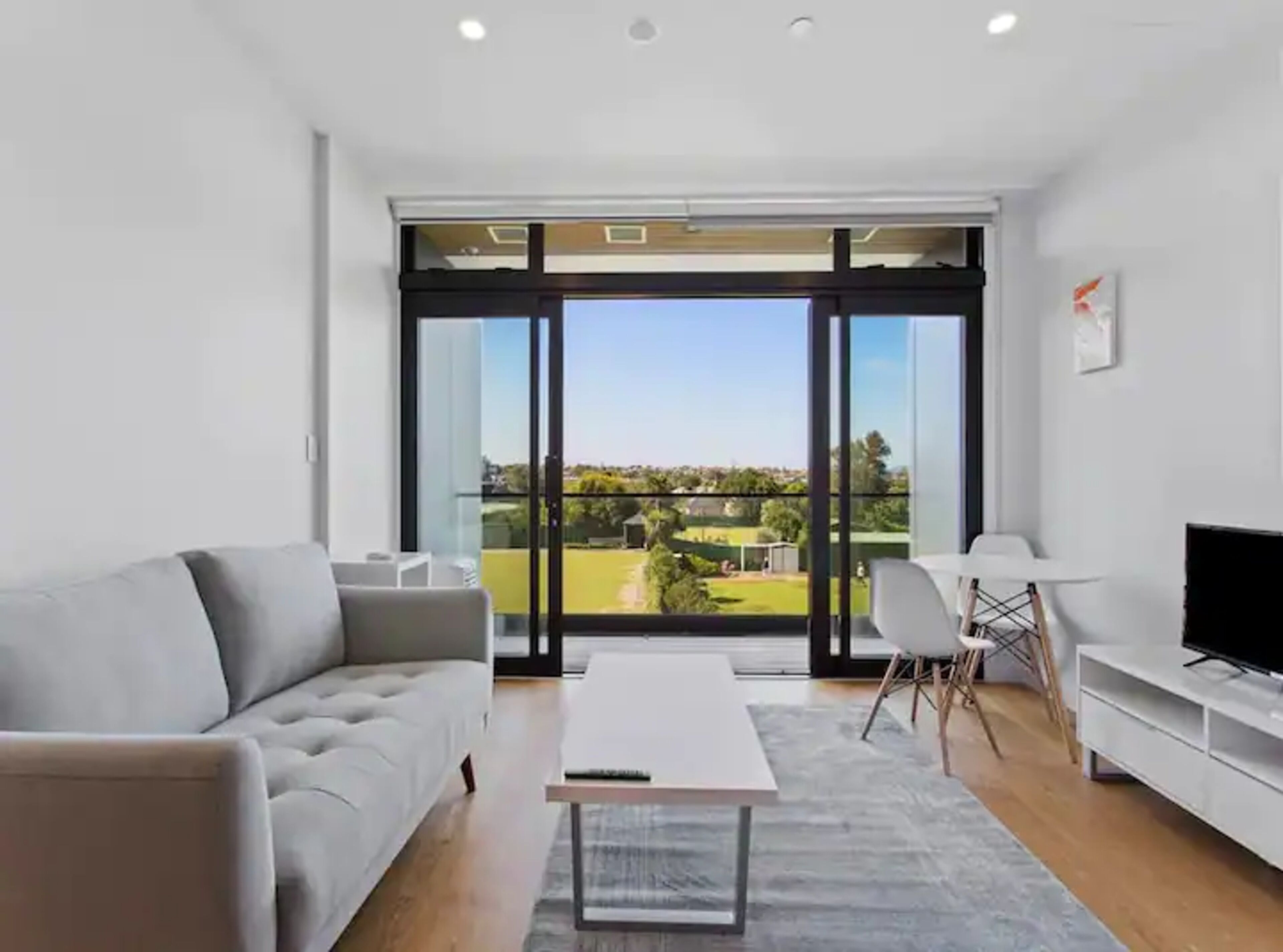 Lovely Bright Apartment - Central Takapuna!