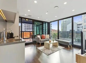 Apartment - Central 2 BR apt - large balcony by Zodiak Stays (Auckland)