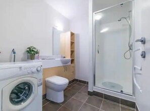 Apartment | Badezimmer | Dusche, Haartrockner, Handtücher