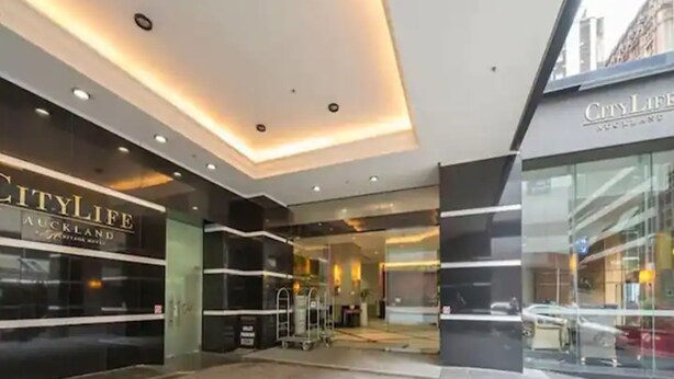 Esterno dell'hotel CityLife Auckland, dal design moderno, con facciata in vetro e un ingresso ben visibile.