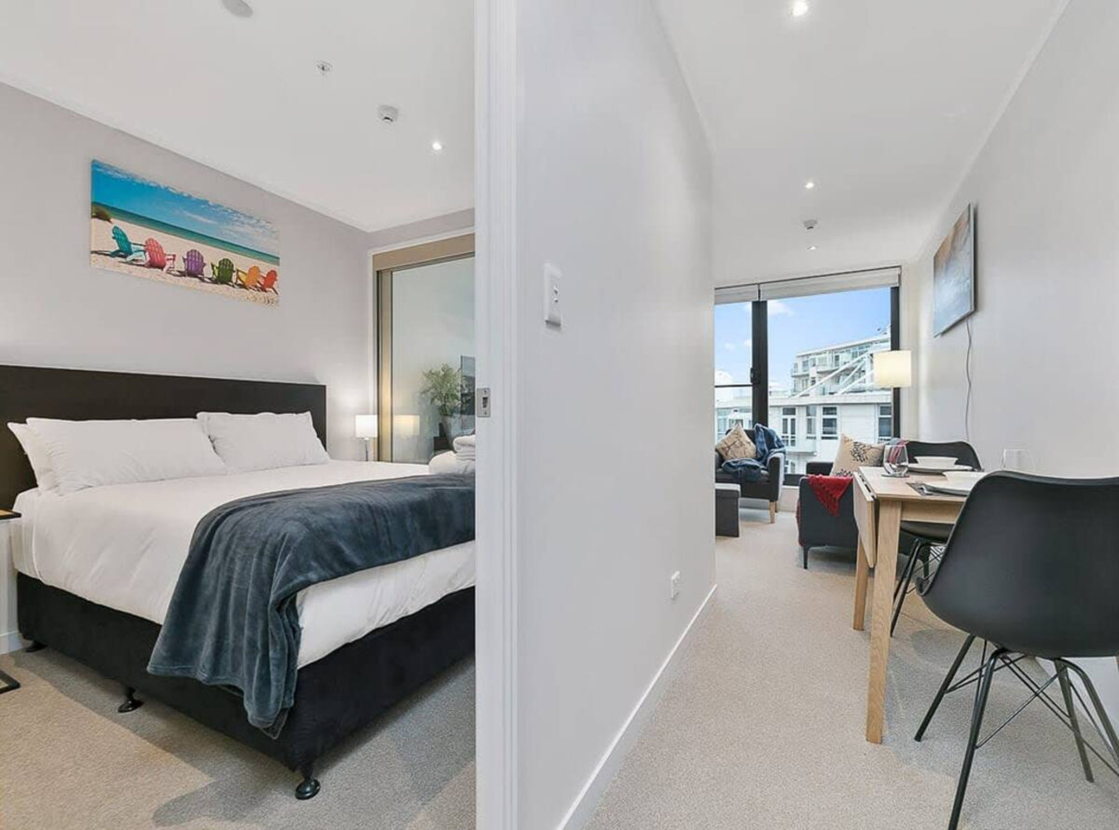 Great Location! Modern Cbd Apartment With Study