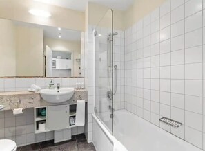 Bathroom - Stunning studio -Gym, Pool & Parking Zodiak Stays (Auckland)