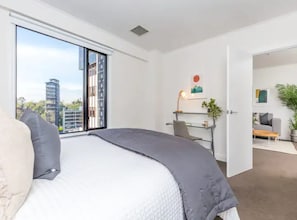 1 bedroom, individually decorated, individually furnished, desk - Cozy City Apt | Pool, Gym & View | Zodiak Stays (Auckland)