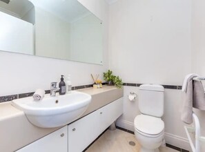 Apartment | Badezimmer | Dusche, Designer-Toilettenartikel, Haartrockner, Handtücher