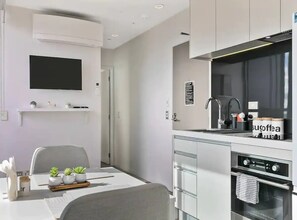 Apartamento | Cocina privada | Frigorífico, microondas, horno y placa de cocina