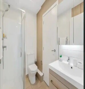 Apartment | Bathroom | Shower, hair dryer, towels - Sky Tower Views | 2 Bed 2 Bath CBD | Zodiak Stays (Auckland)