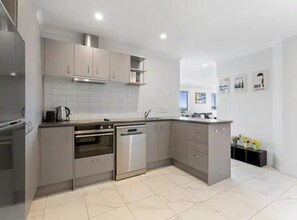 Apartment | Private kitchen | Fridge, microwave, oven, stovetop - Eden Terrace 2 Bedroom Free Parking I Zodiak Stays (Auckland)