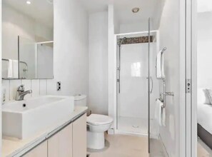 Apartment | Badezimmer | Dusche, Haartrockner, Handtücher