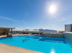 A rooftop pool with a clear blue sky and a sun in the background. - Heritage Haven By Viaduct Cbd - Pool Gym Tennis (Auckland)