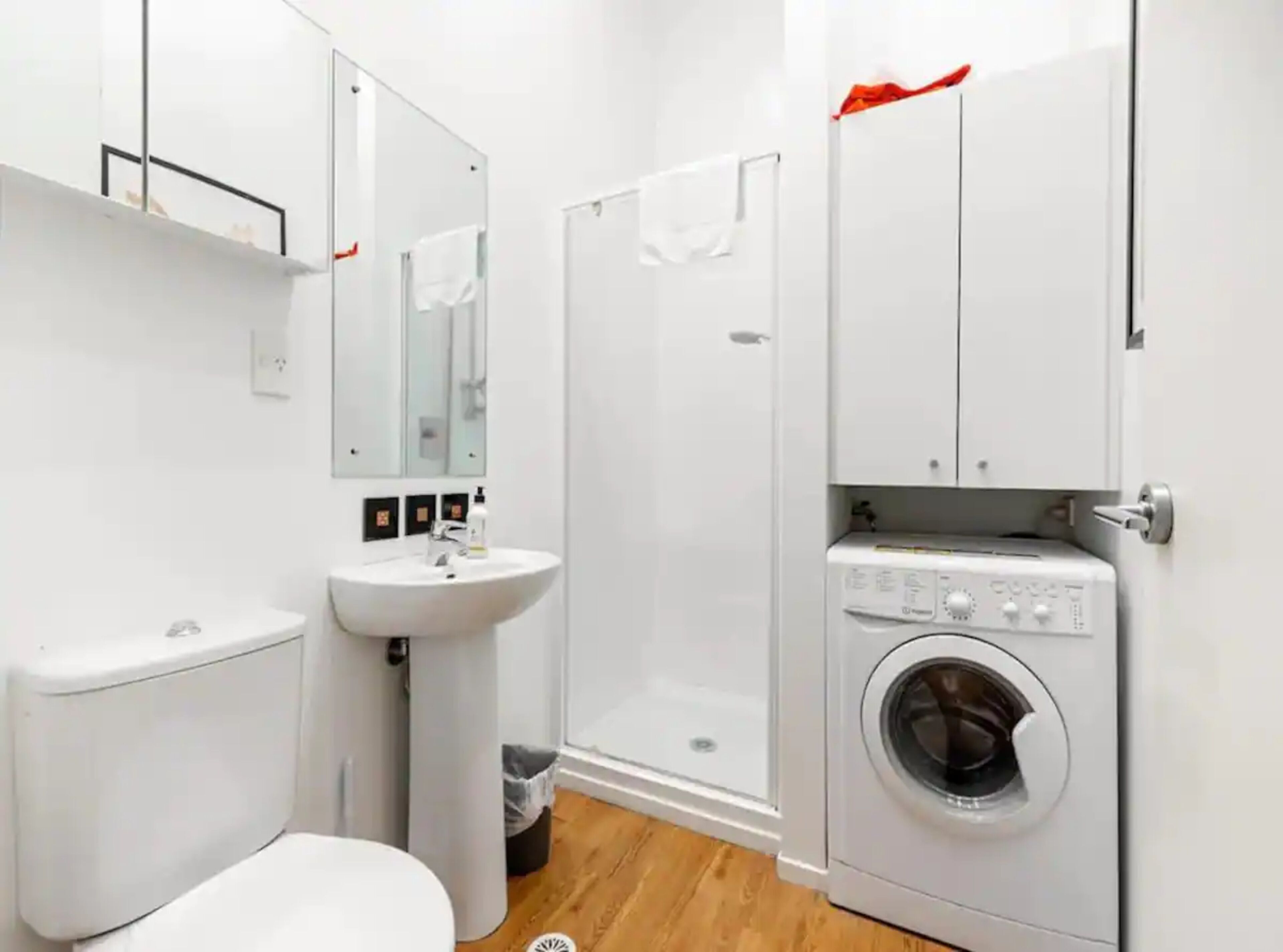 Lovely 1-Bedroom Apartment On Queen Street!