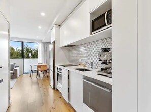 Apartamento | Cozinha privada | Geladeira, micro-ondas, cooktop, talheres/pratos/utensílios de cozinha