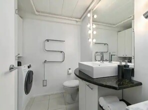 Apartment | Bathroom | Shower, hair dryer, towels - Stylish Loft Apt in CBD w/ King Bed I Zodiak Stays (Auckland)