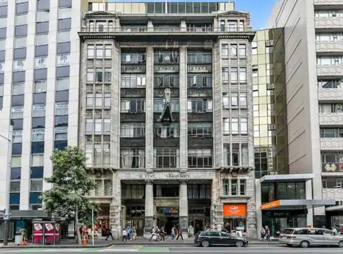 Stylish Loft Apt in CBD w/ King Bed I Zodiak Stays