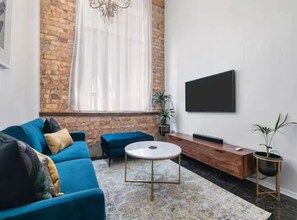 Living area - Stylish Loft Apt in CBD w/ King Bed I Zodiak Stays (Auckland)